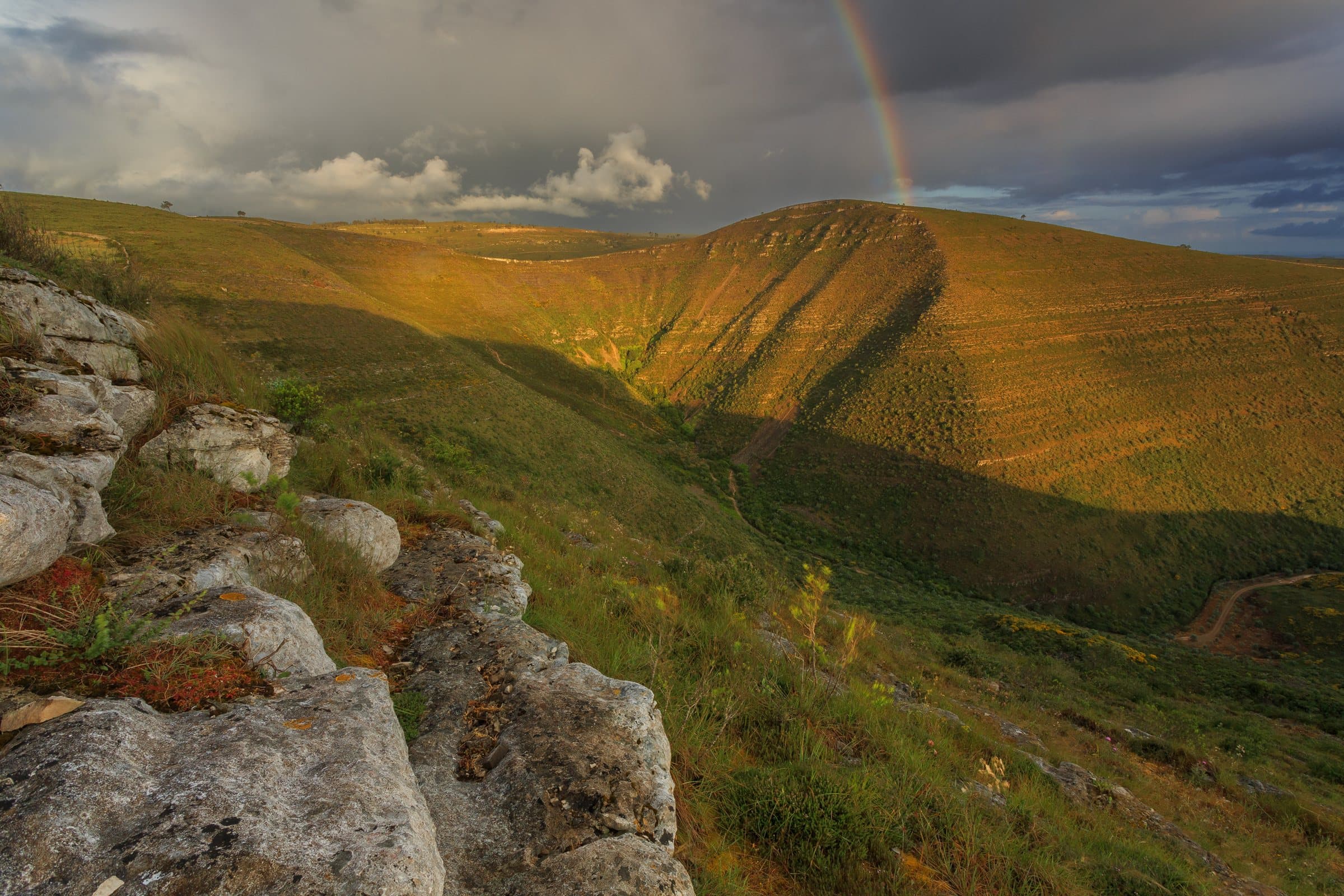 The limestone amphitheatre of Fórnea, in the Serra dos Candeeiros.
